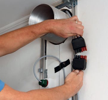 Tyst köksfläkt: Styrkabeln kopplas in Tyst köksfläkt: Styrkabeln kopplas in